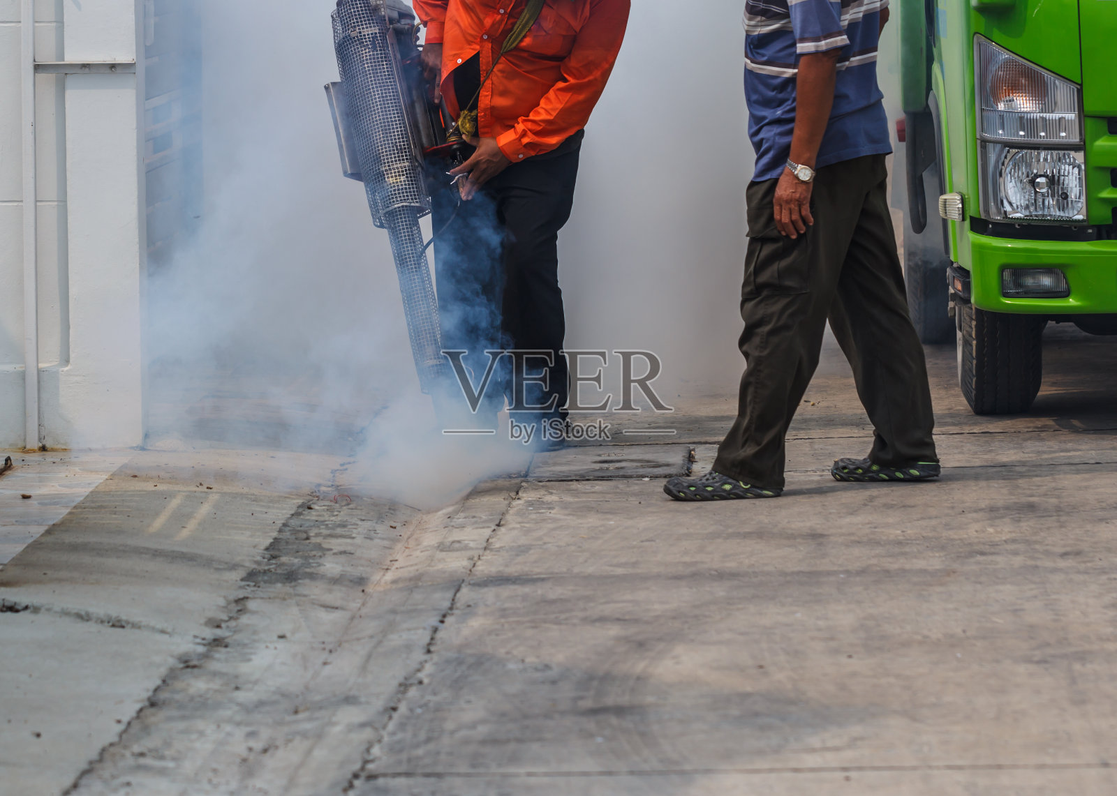 用注射机在家中熏蒸蚊虫，以保护蚊虫照片摄影图片