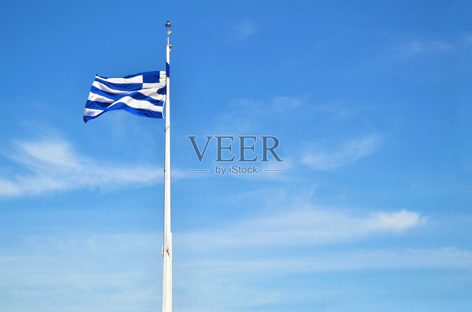 波浪的希腊国旗与蓝天背景照片摄影图片