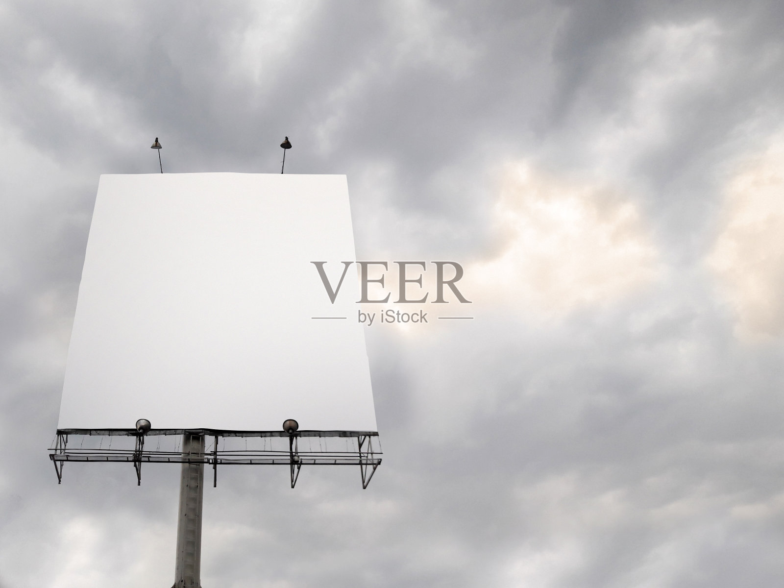 天空多云的空白广告牌。照片摄影图片
