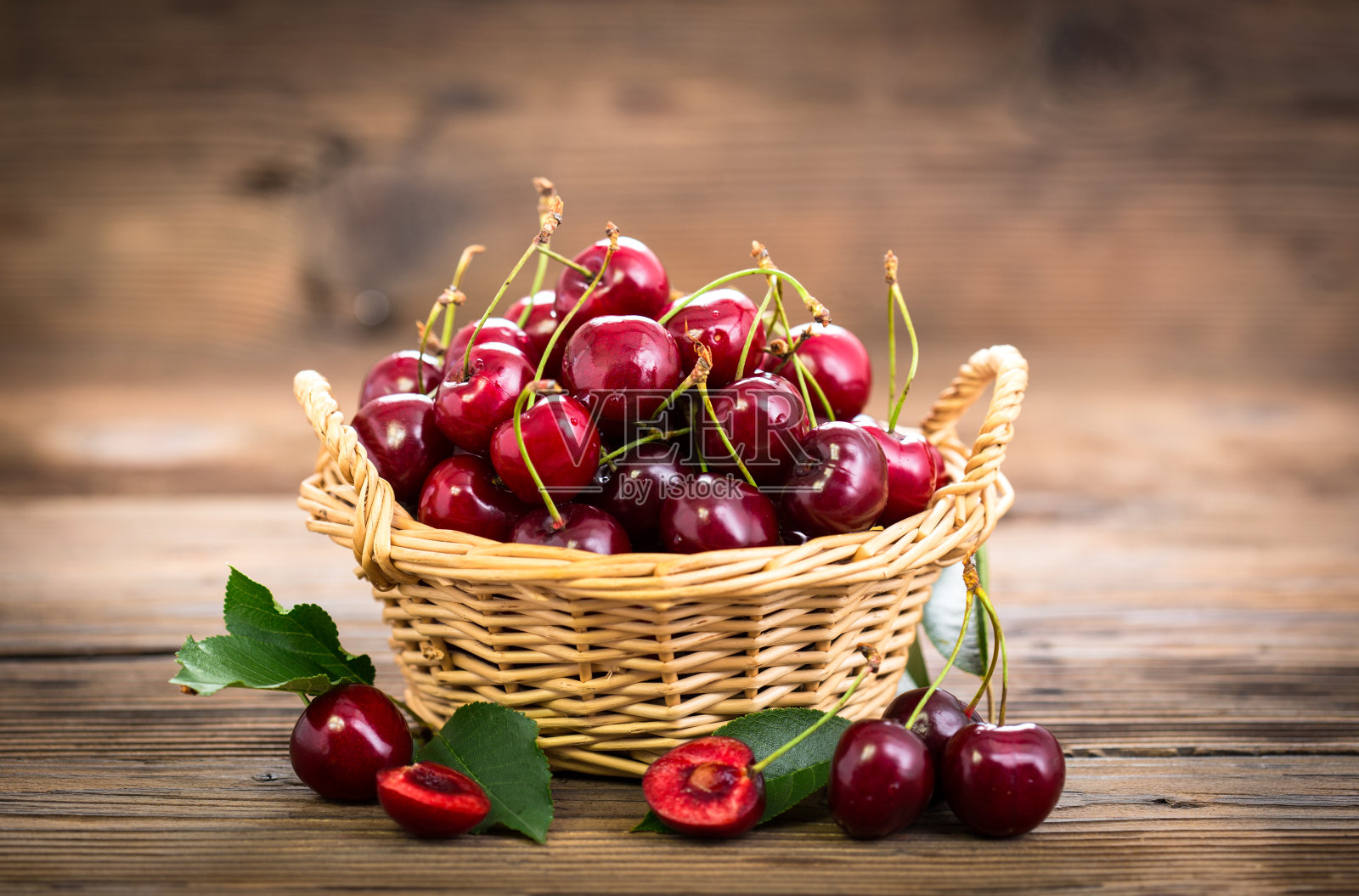 篮子里有新鲜的樱桃照片摄影图片