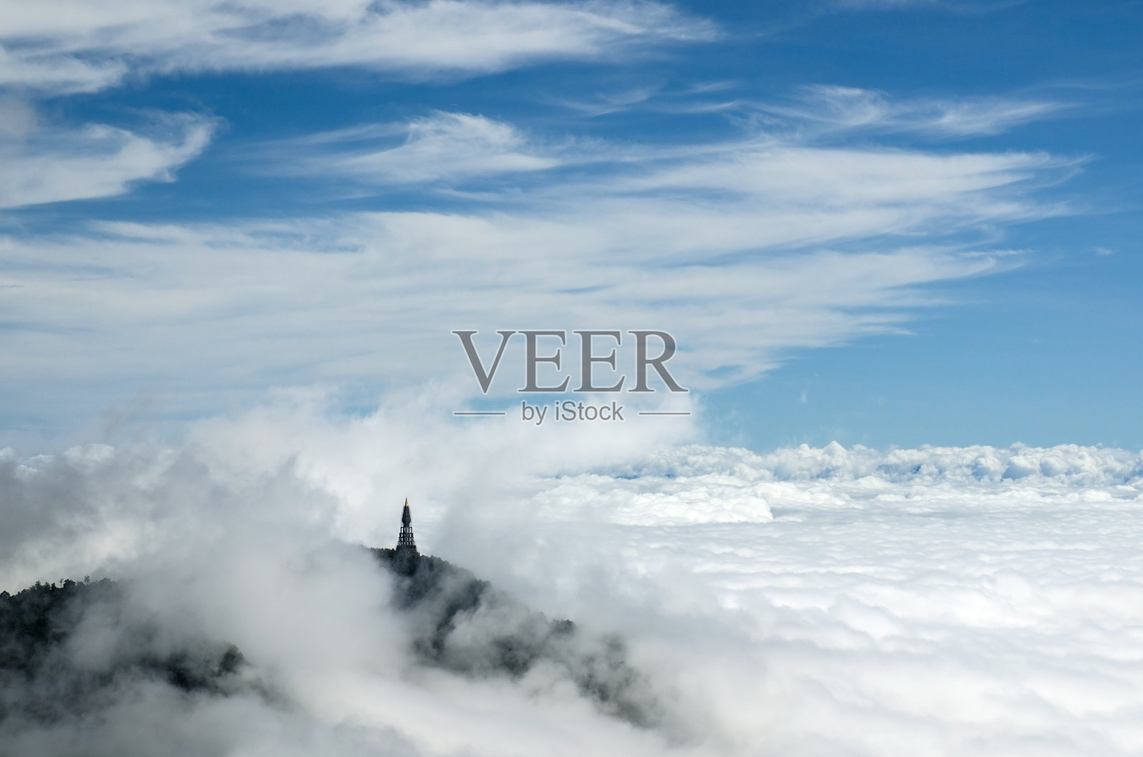 山顶上的宝塔照片摄影图片