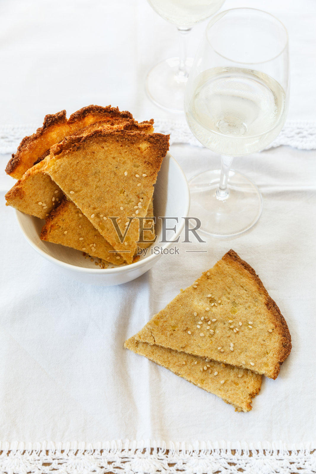 土豆大饼和一杯红酒照片摄影图片