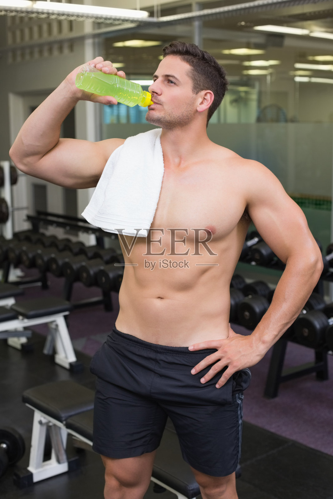 赤膊健美饮用运动饮料照片摄影图片