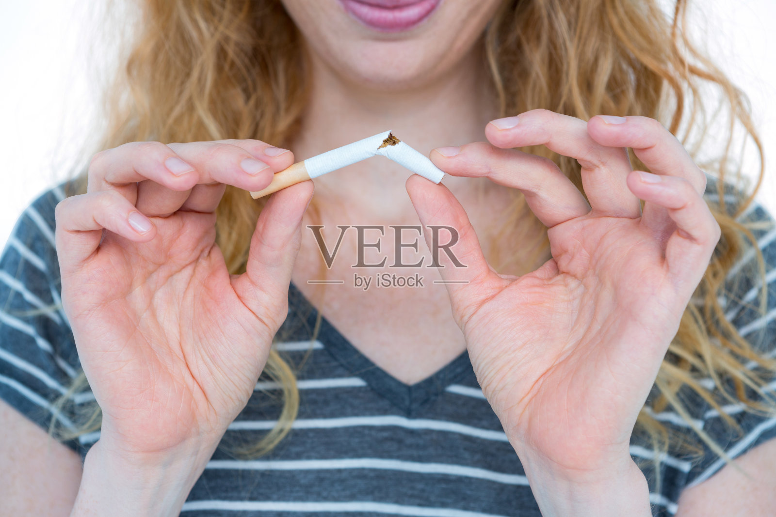 一个正在抽香烟的金发女人照片摄影图片