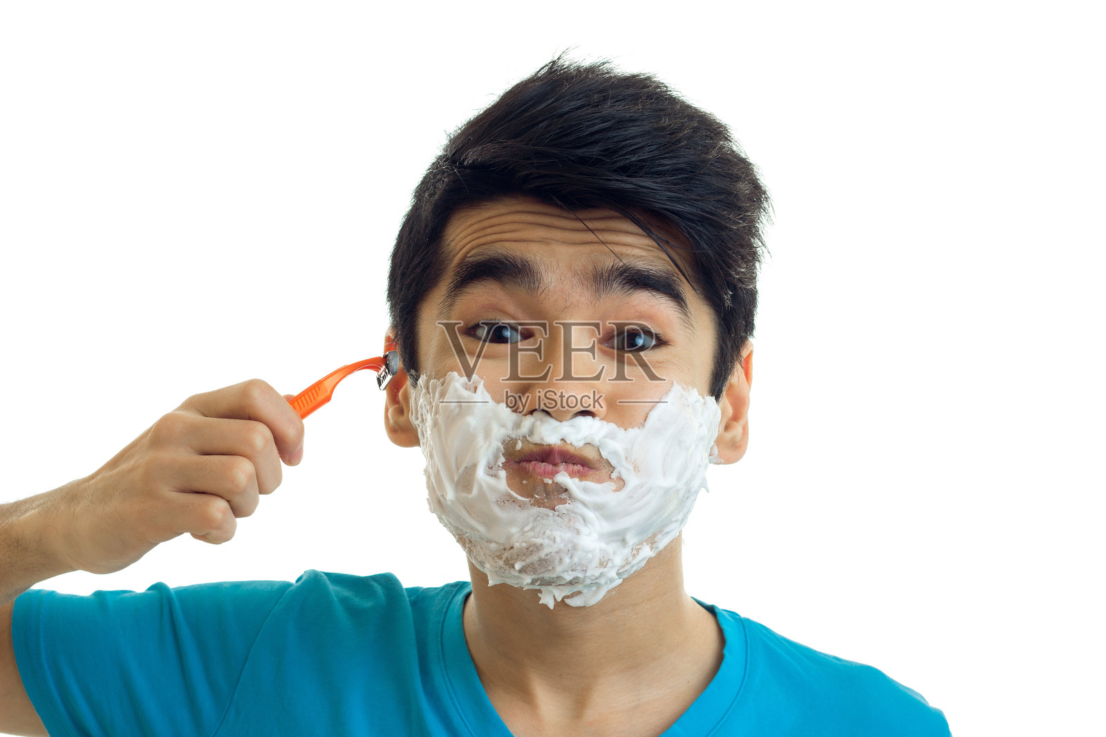 这是一个年轻有趣的家伙的特写照片，他的头发是黑色的，脸上有浮渣照片摄影图片