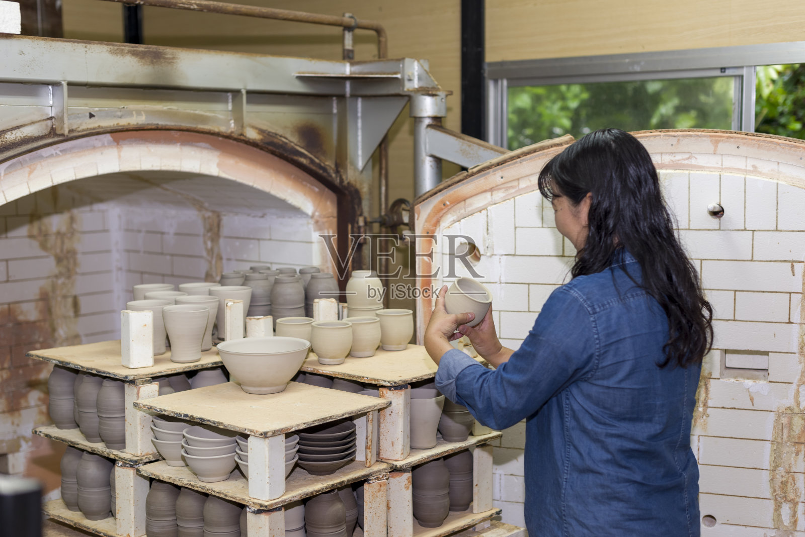 新鲜出炉的陶器照片摄影图片