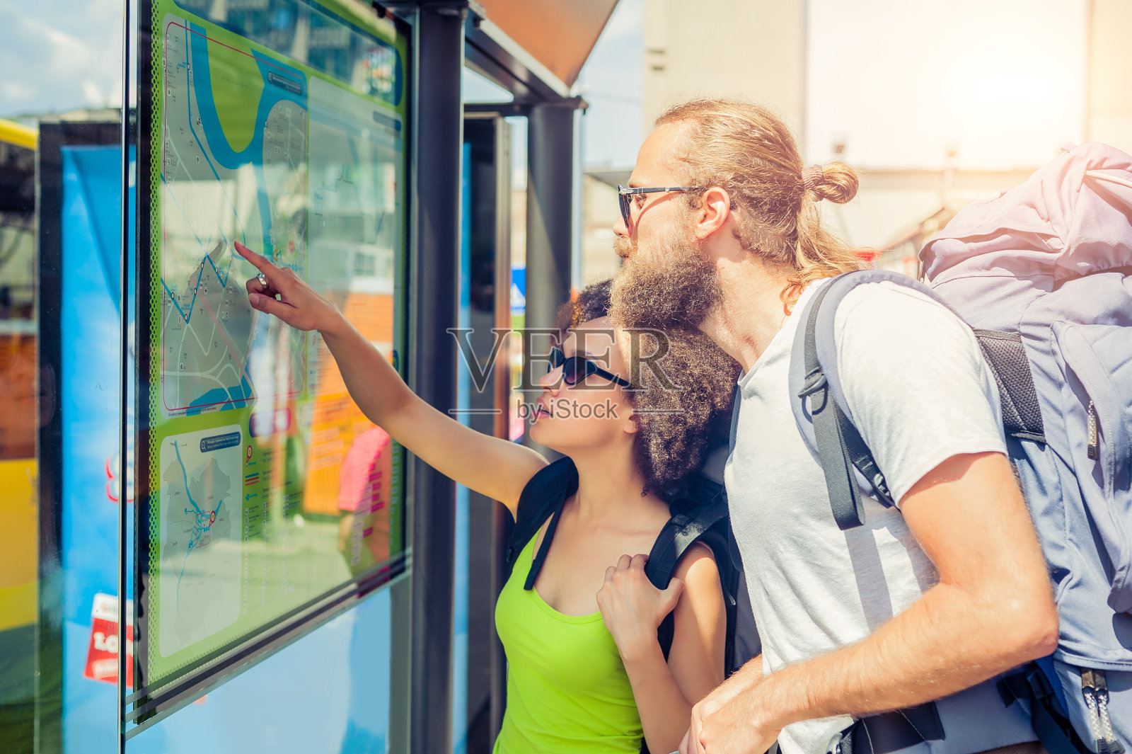 游客在看城市地图照片摄影图片