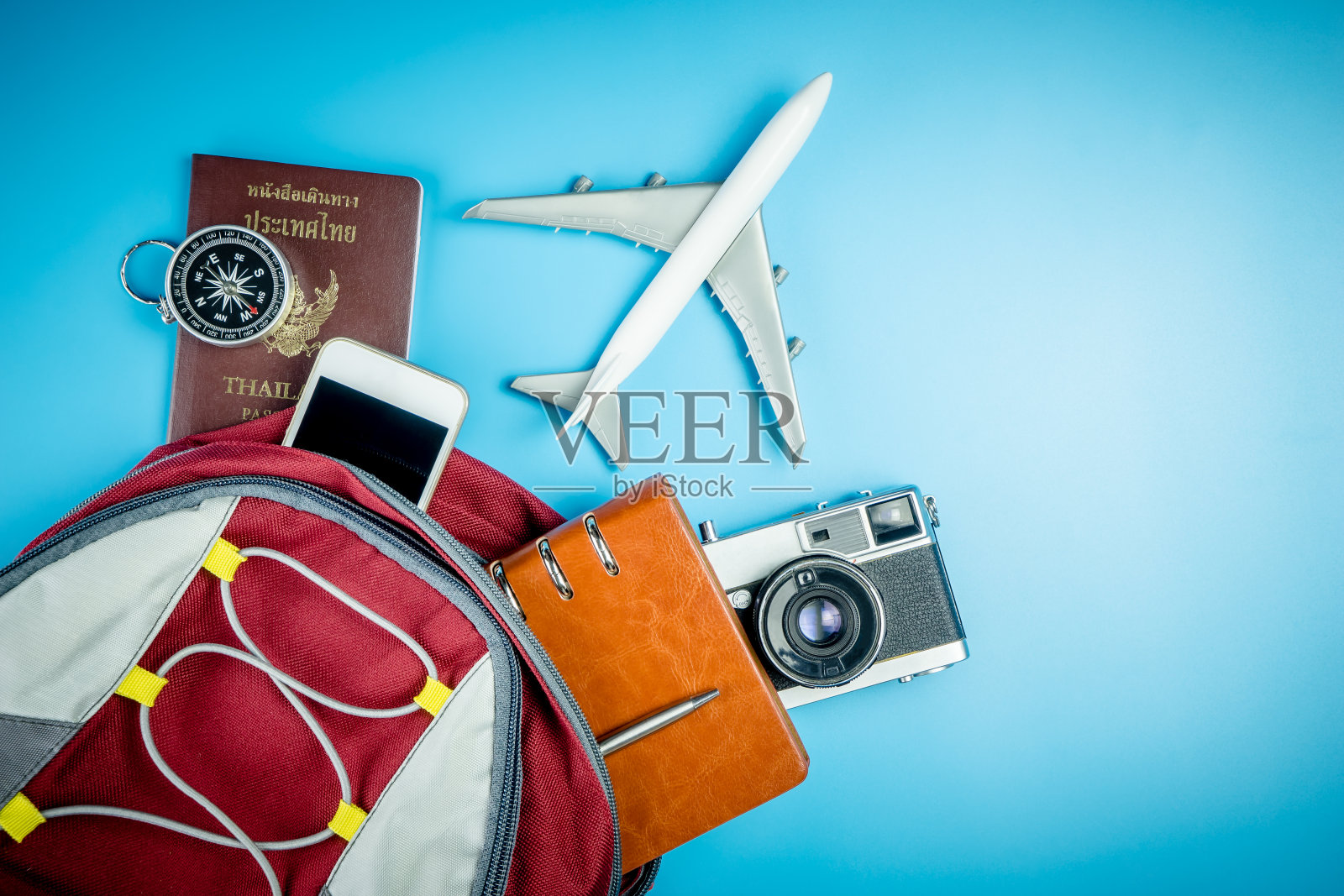 背包客旅行设备在蓝色拷贝空间照片摄影图片