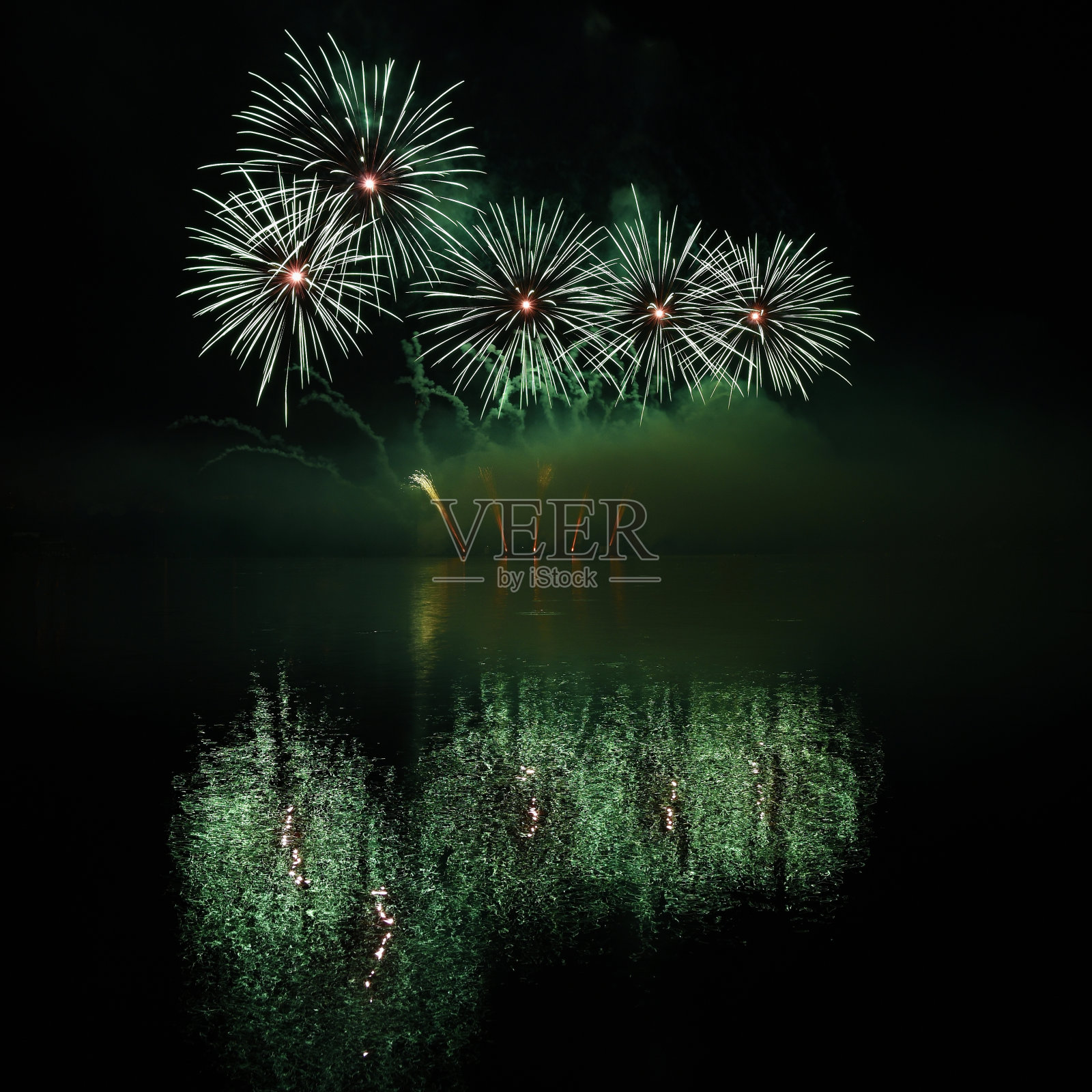 美丽多彩的水上烟花。捷克共和国-欧洲。照片摄影图片