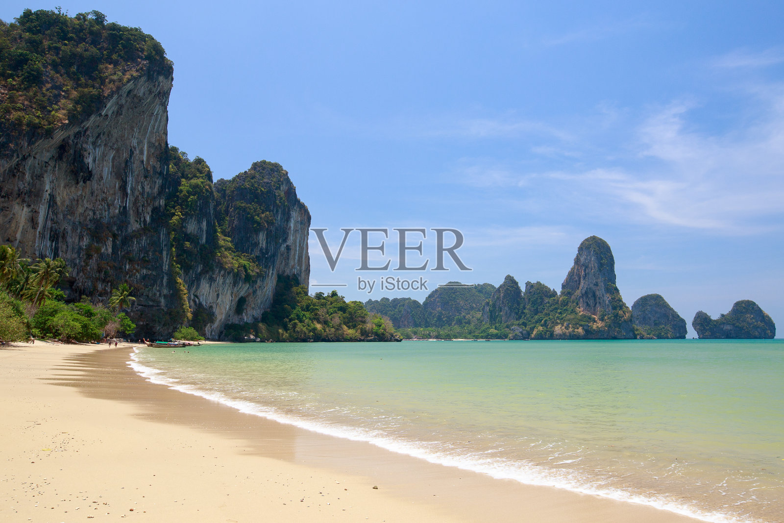 沙滩上有棕榈树和岩石照片摄影图片