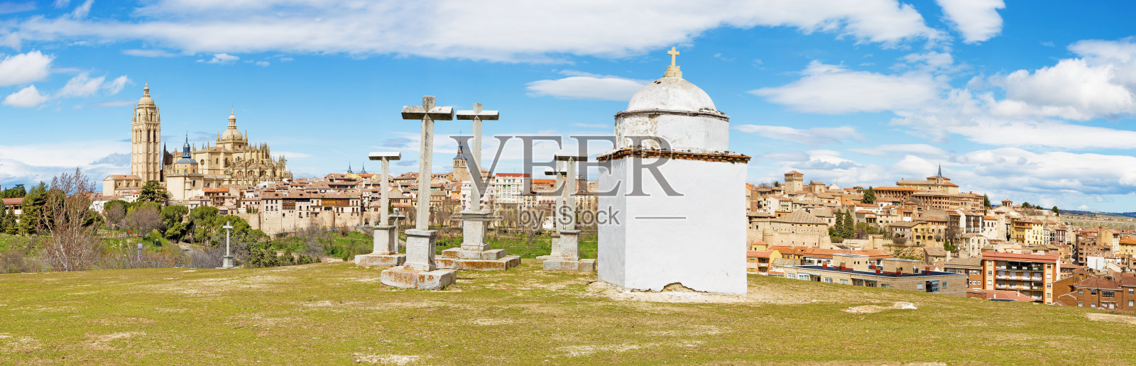 塞戈维亚-大教堂与十字架和全景镇照片摄影图片
