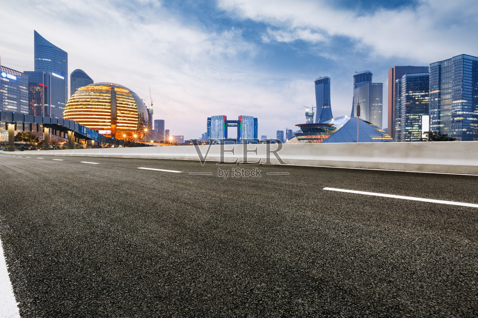 杭州的柏油路和美丽的城市风景照片摄影图片
