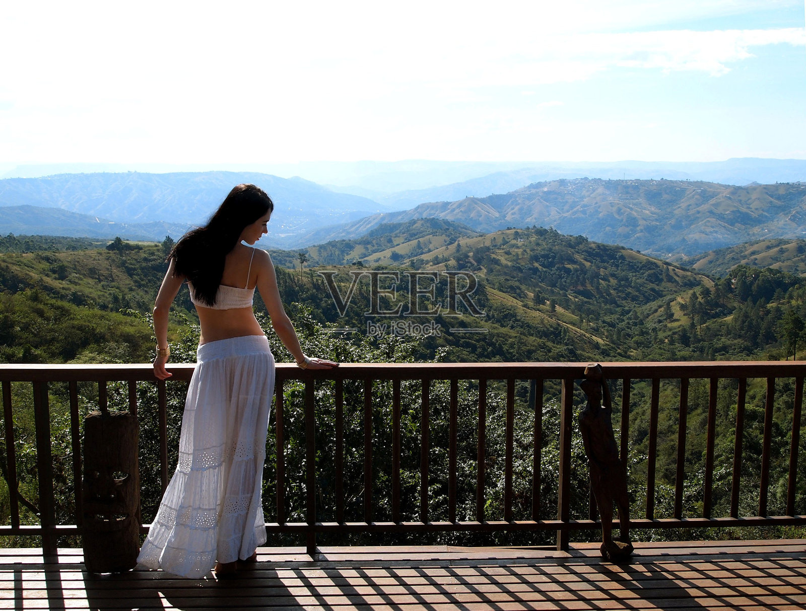 女孩在国家公园摆姿势。照片摄影图片