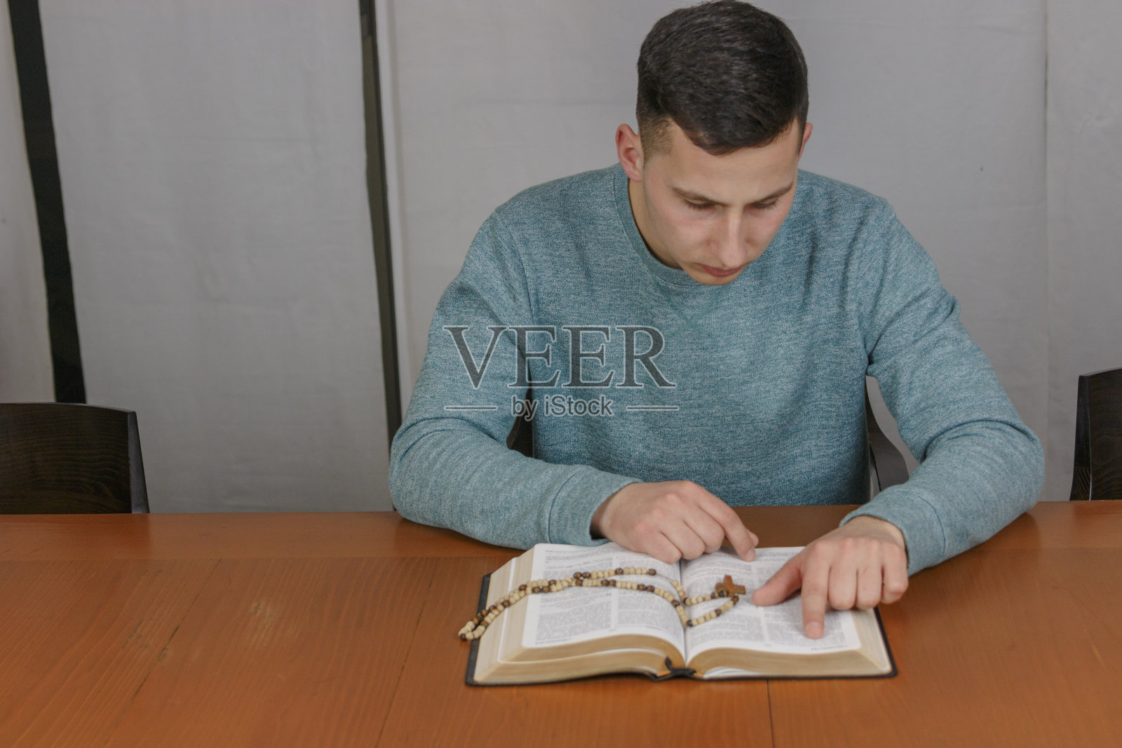 男孩读圣经照片摄影图片