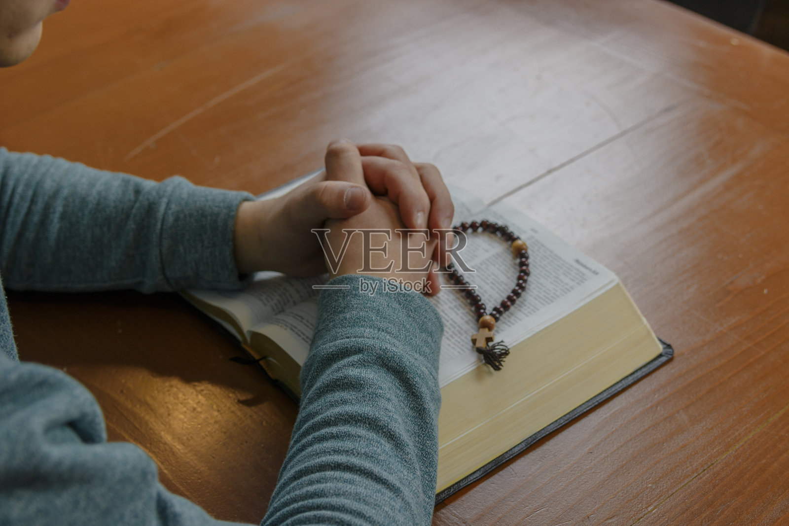 向上帝祈祷的男孩照片摄影图片