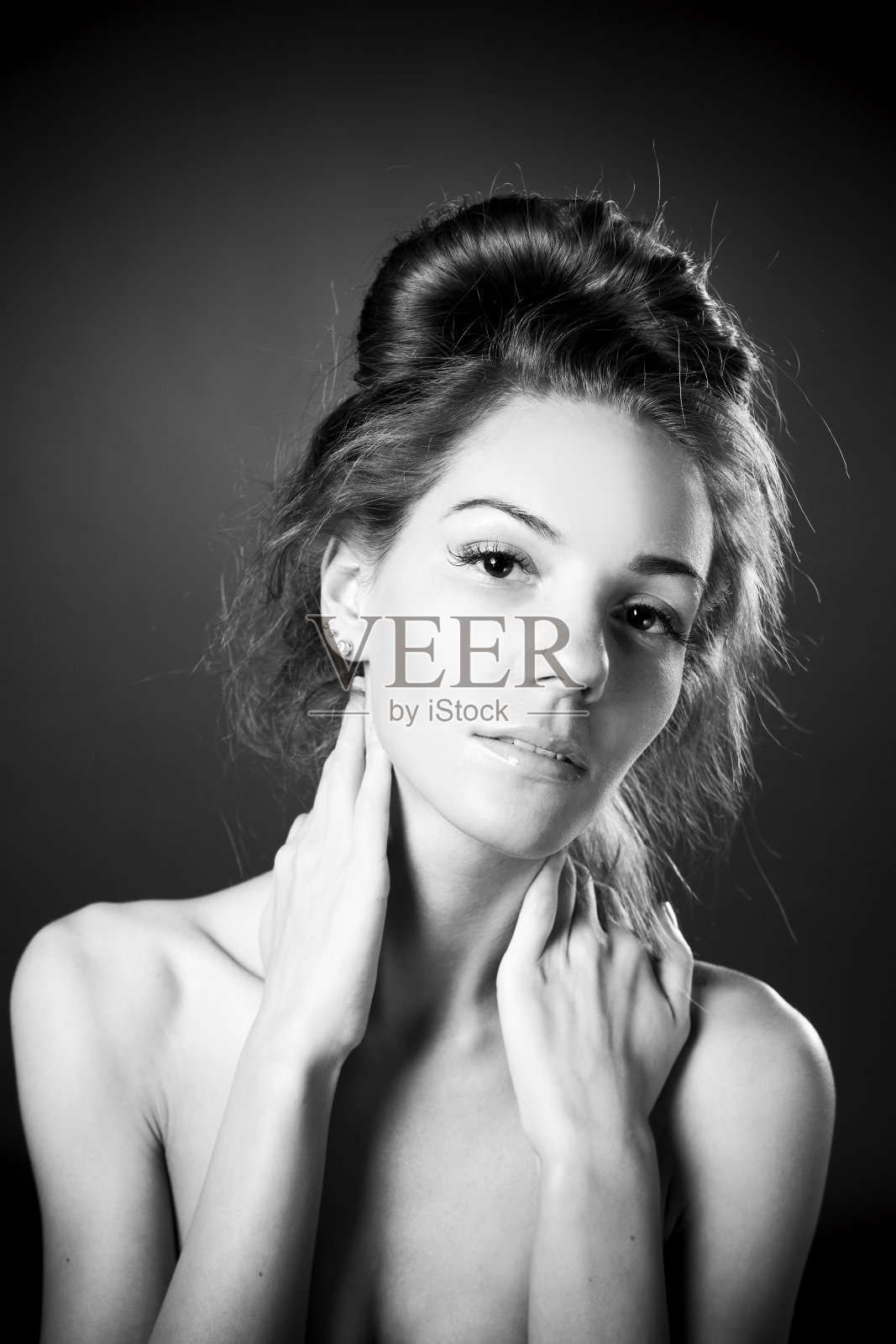 年轻的女孩在工作室照片摄影图片