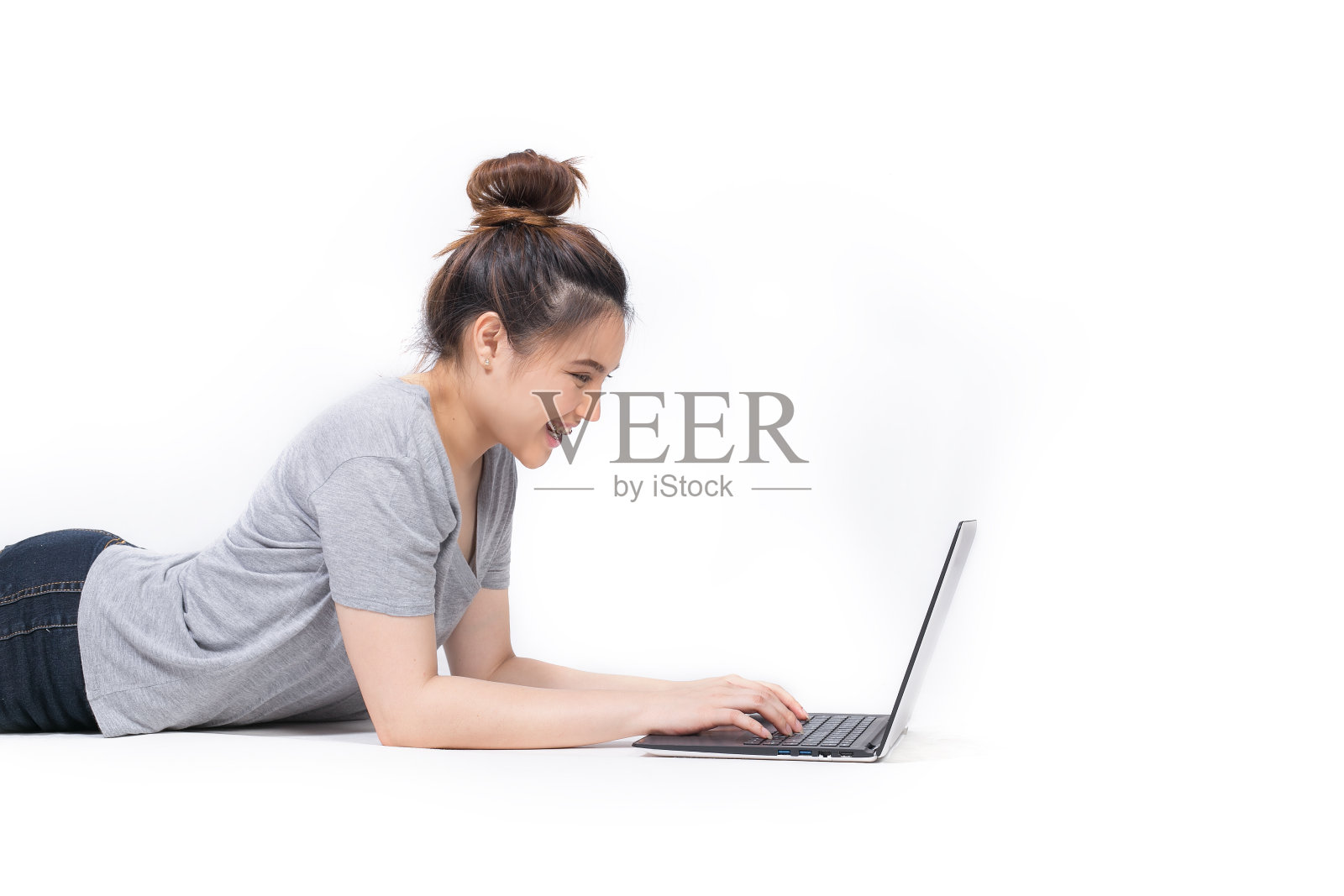 亚洲女人和笔记本电脑在白色背景照片摄影图片