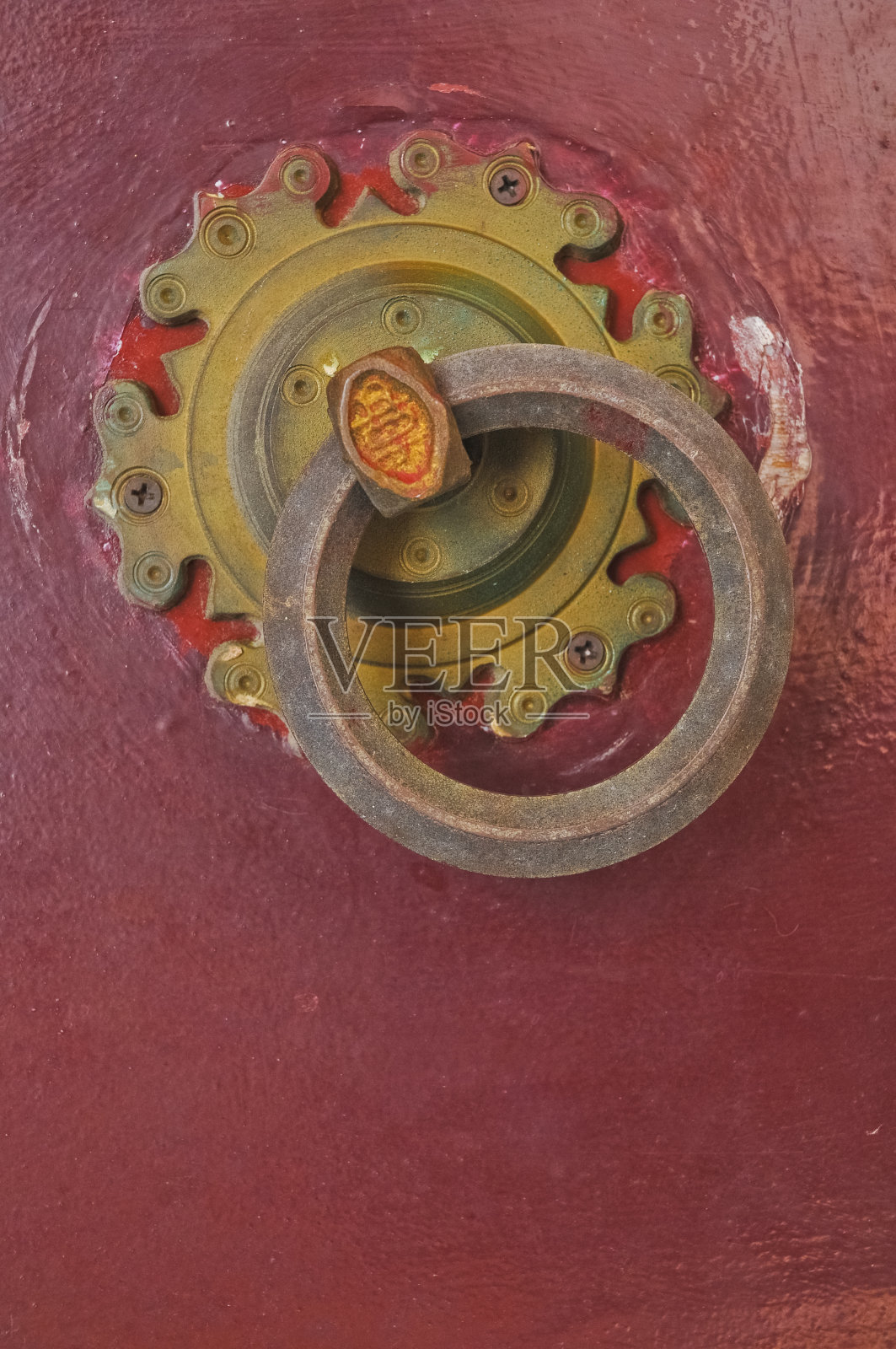 红色门上的中国古董金黄铜门把手照片摄影图片