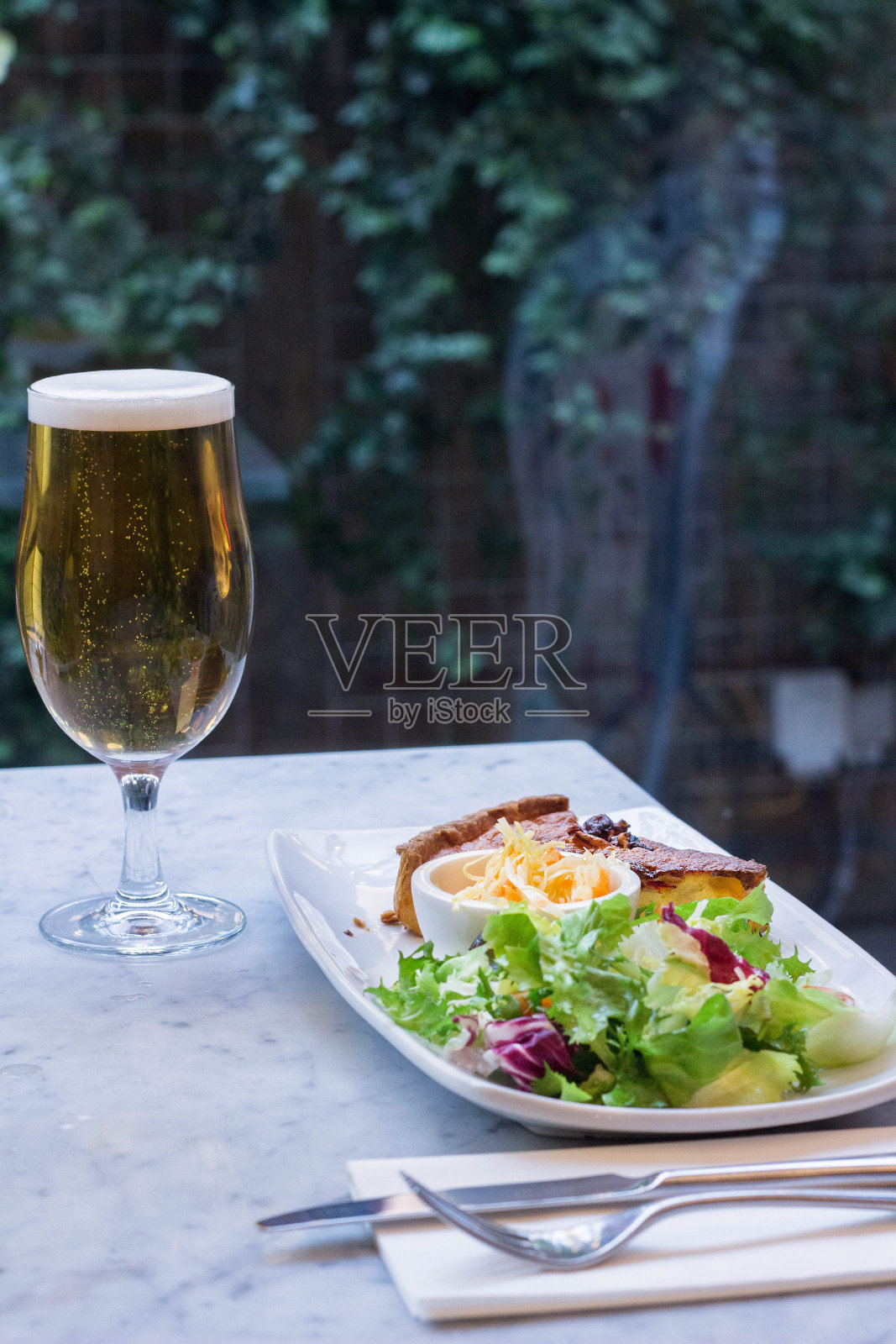 在明亮的剧本空间里享用美食照片摄影图片