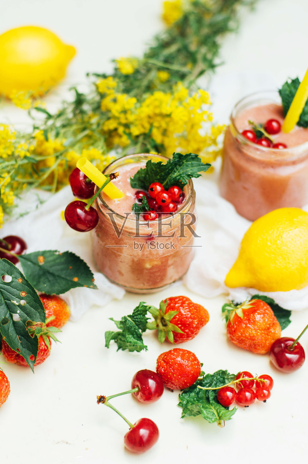 鲜食冰沙。新鲜的草莓奶昔照片摄影图片