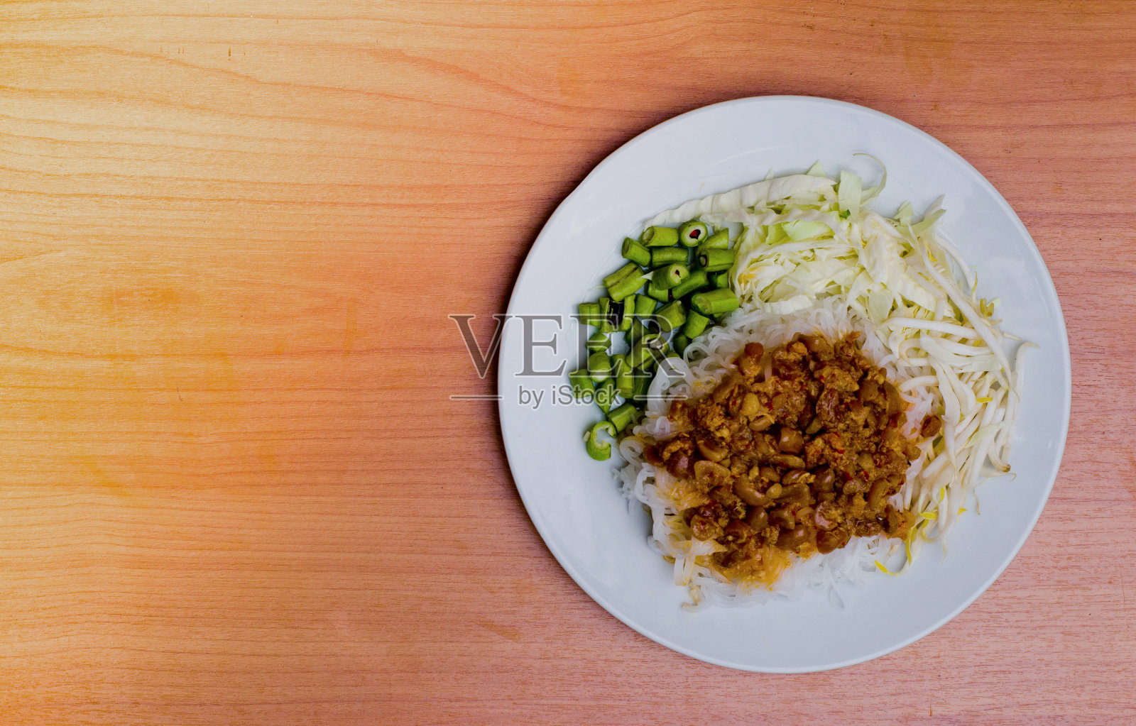 椰子米粉，(Mee Kati)在白色的盘子上放在木桌上，俯视图，复制空间照片摄影图片