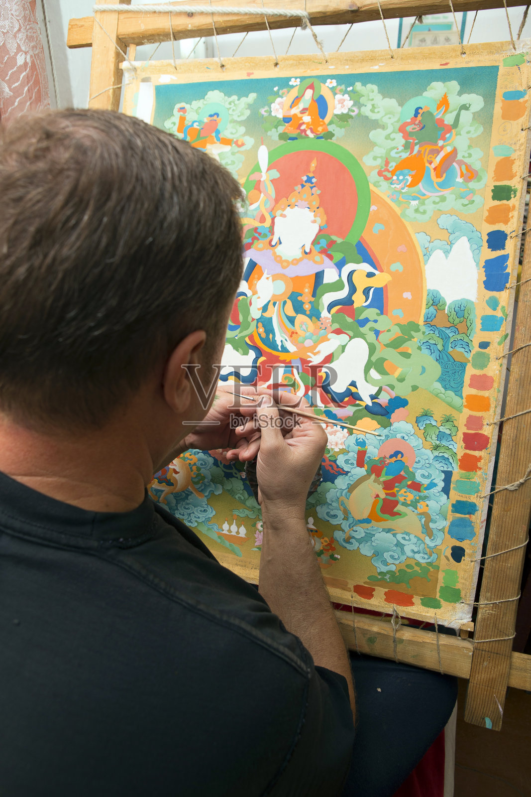 这位艺术家画了一个佛教圣像照片摄影图片