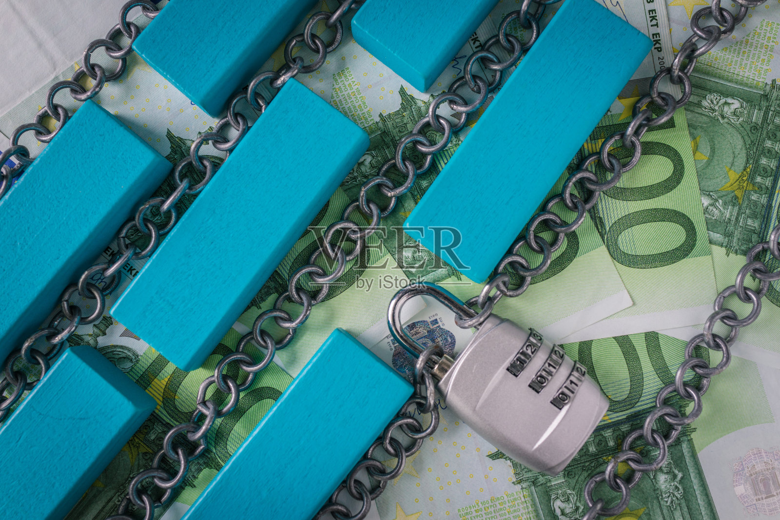 链条以组合挂锁和彩色木块为安全银行区块链概念照片摄影图片