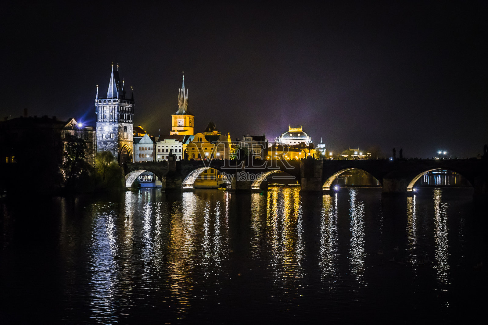 布拉格查尔斯桥水倒影照片摄影图片