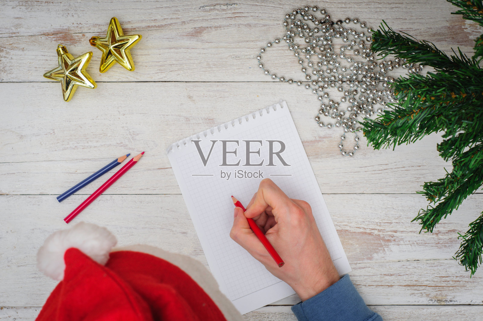 男人写信给圣诞老人在圣诞节的情况照片摄影图片