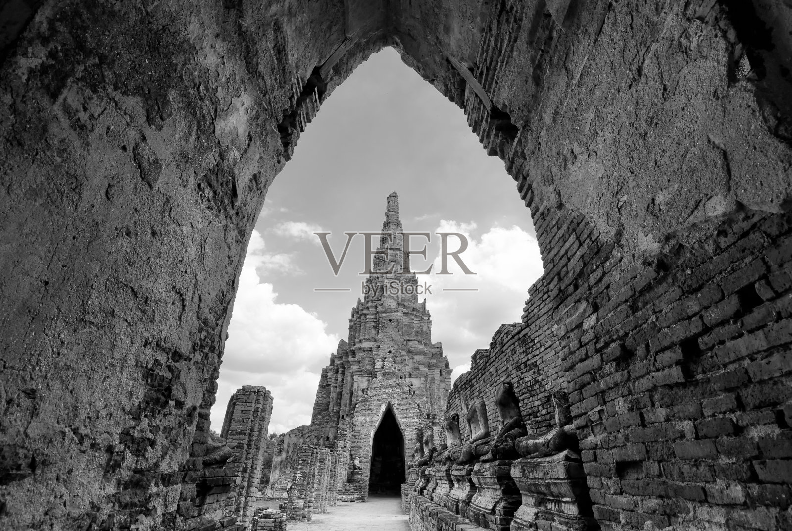 泰国大城府，黑白相间的Chaiwatthanaram寺庙照片摄影图片