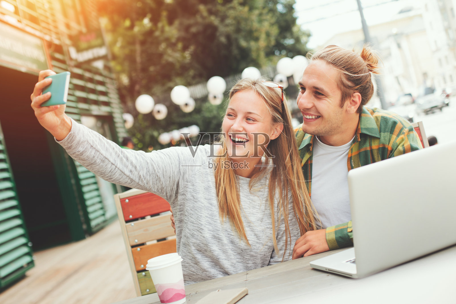 一对情侣坐在咖啡馆自拍照片摄影图片