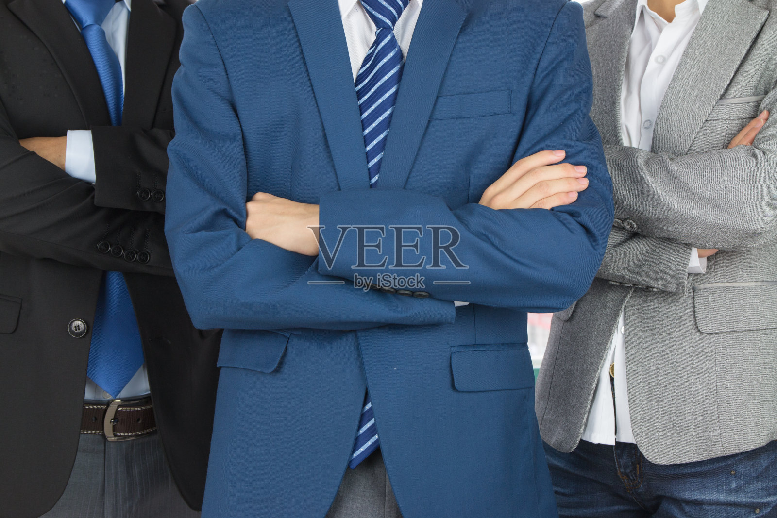 商务团队在办公室站成一排照片摄影图片