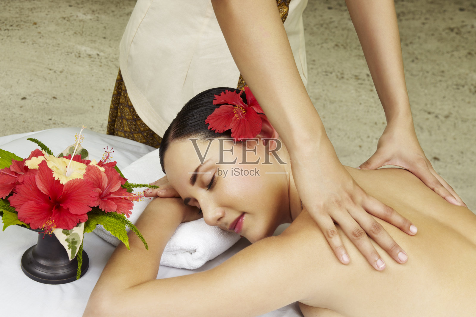 女人接受背部按摩照片摄影图片