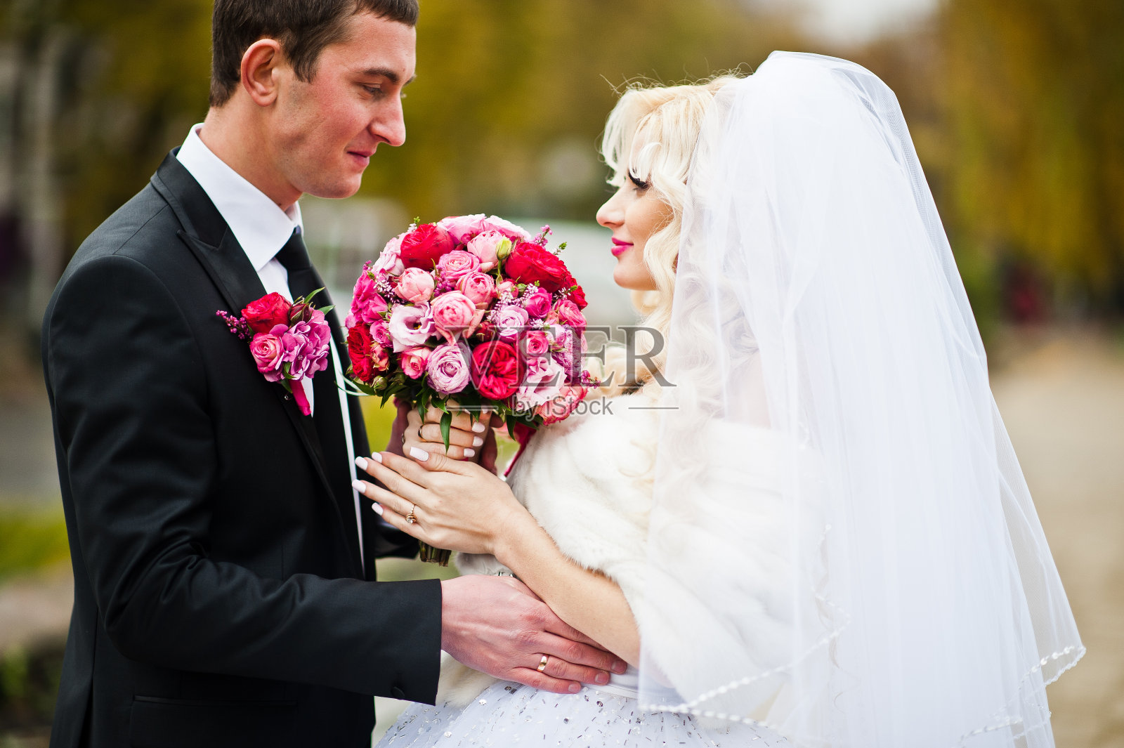 近距离的幸福的新婚夫妇肖像照片摄影图片