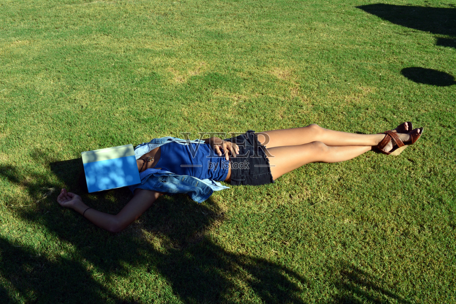 草地上睡觉照片摄影图片