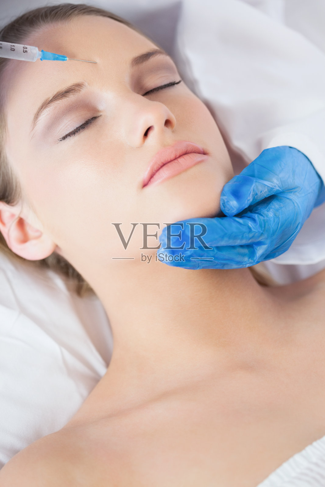 外科医生给妇女注射照片摄影图片