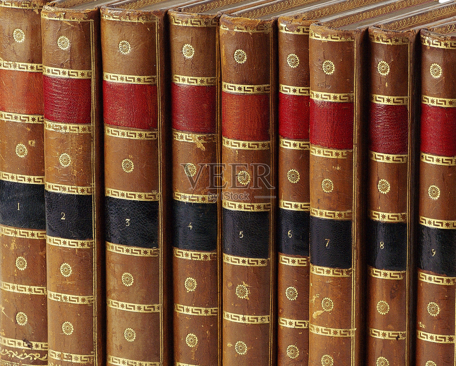 旧书与古董装订和美丽的镀金皮革书封面照片摄影图片