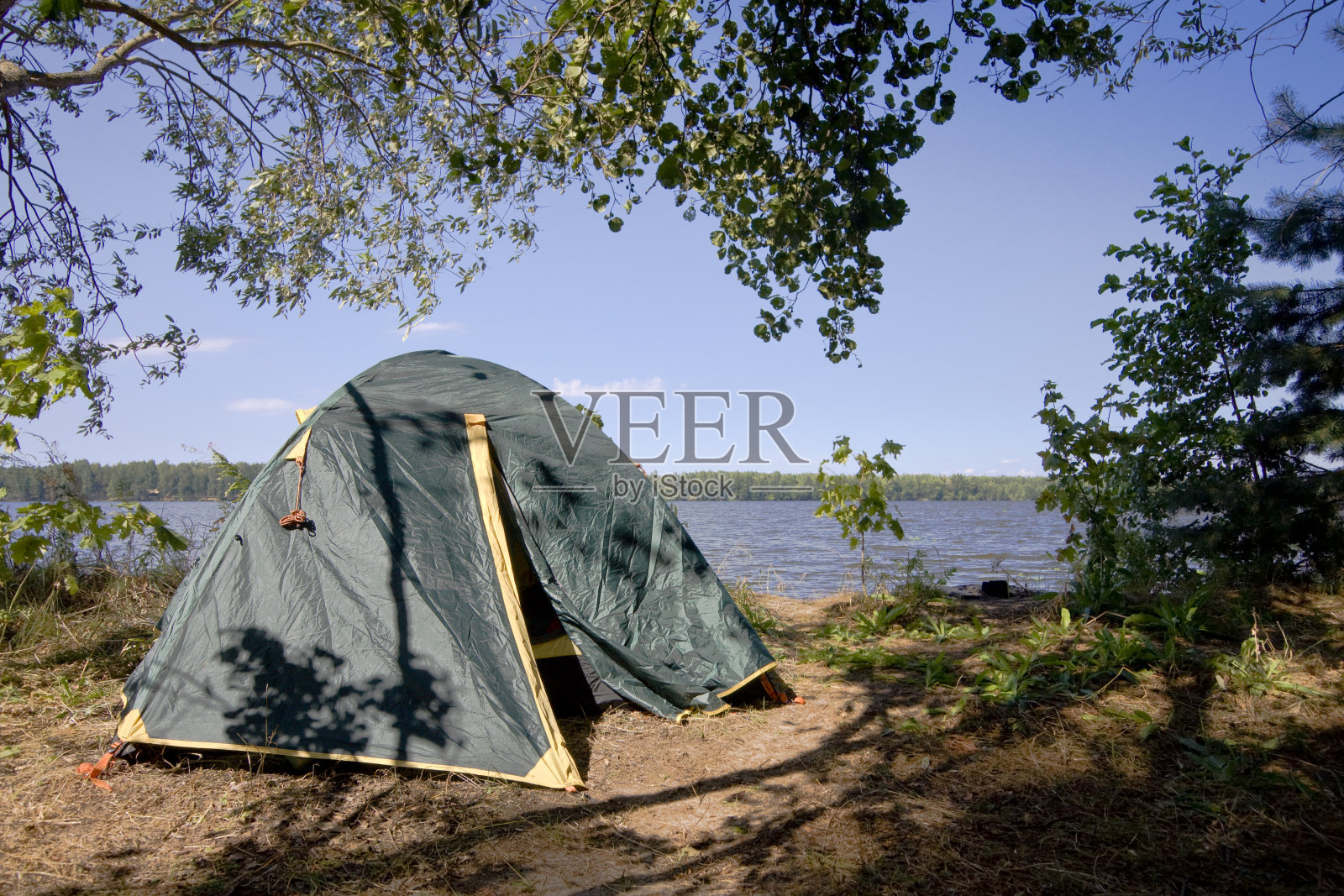 在河边露营。照片摄影图片