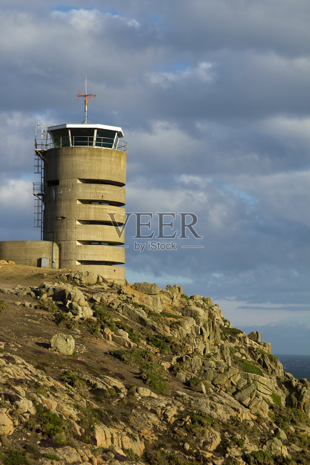 泽西岛，岩石上的瞭望塔照片摄影图片