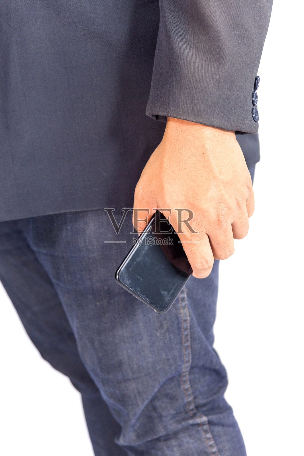 穿着西装和牛仔裤的男人一边站着一边拿着手机照片摄影图片