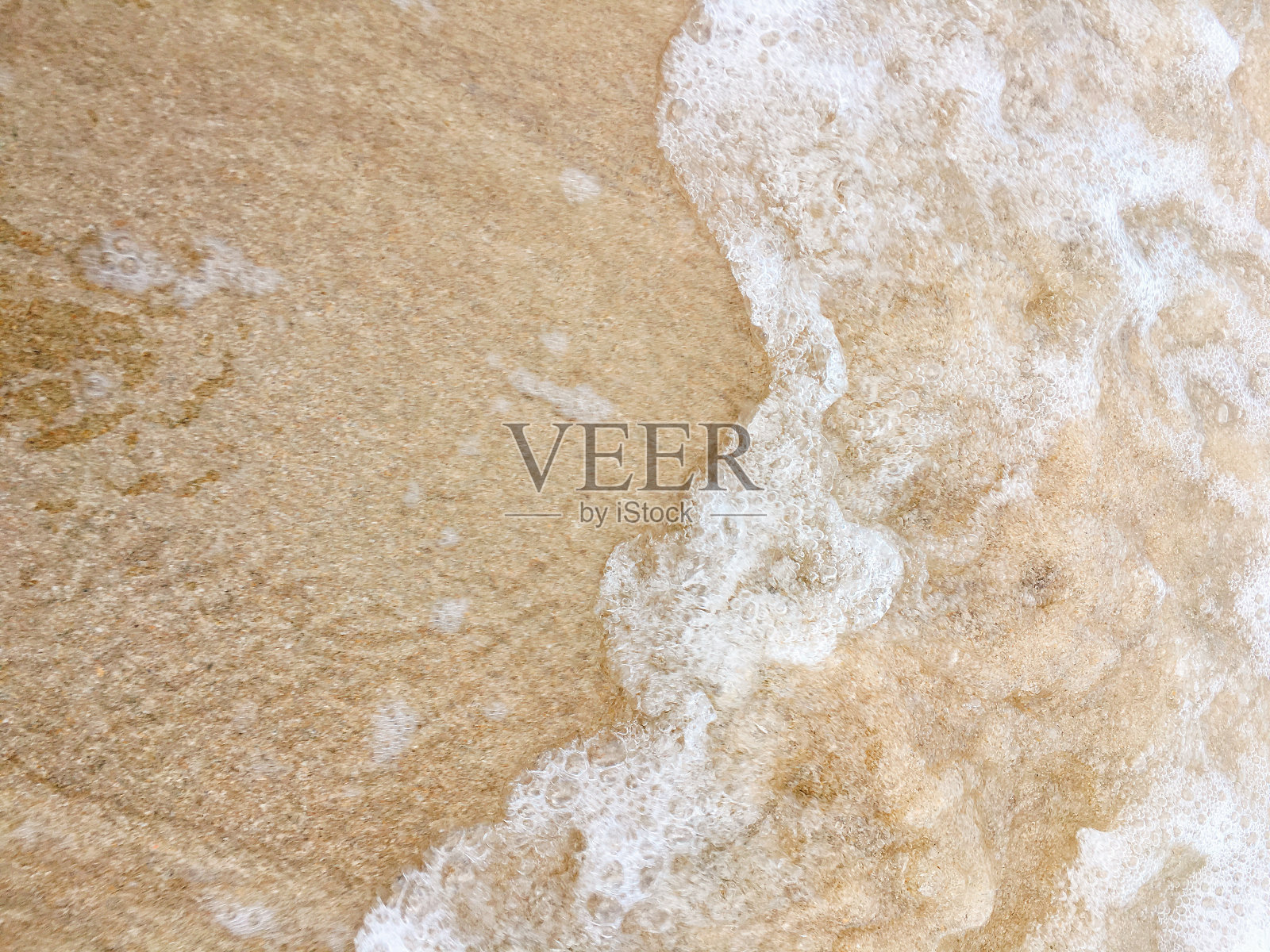 海浪拍打着海岸照片摄影图片