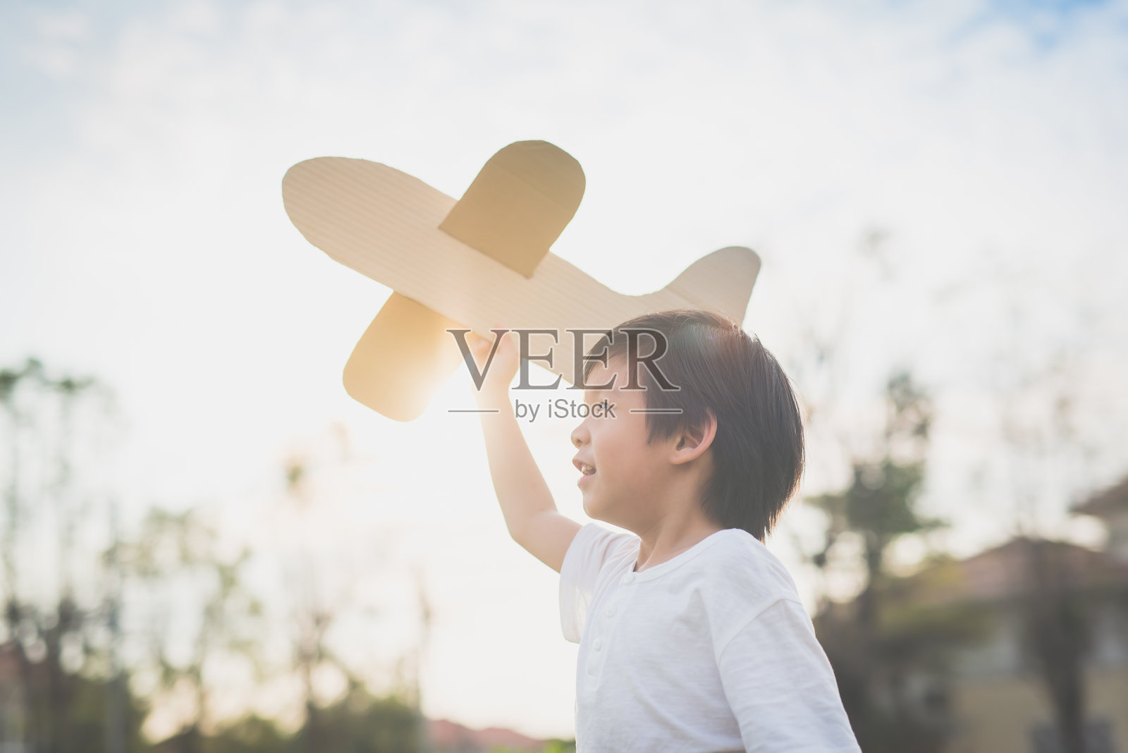 可爱的亚洲孩子玩纸板飞机照片摄影图片