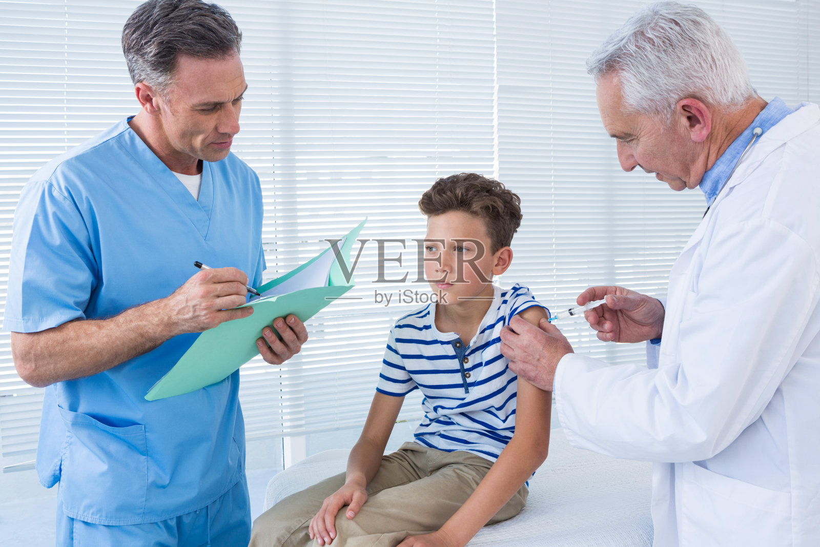 医生给病人打针照片摄影图片