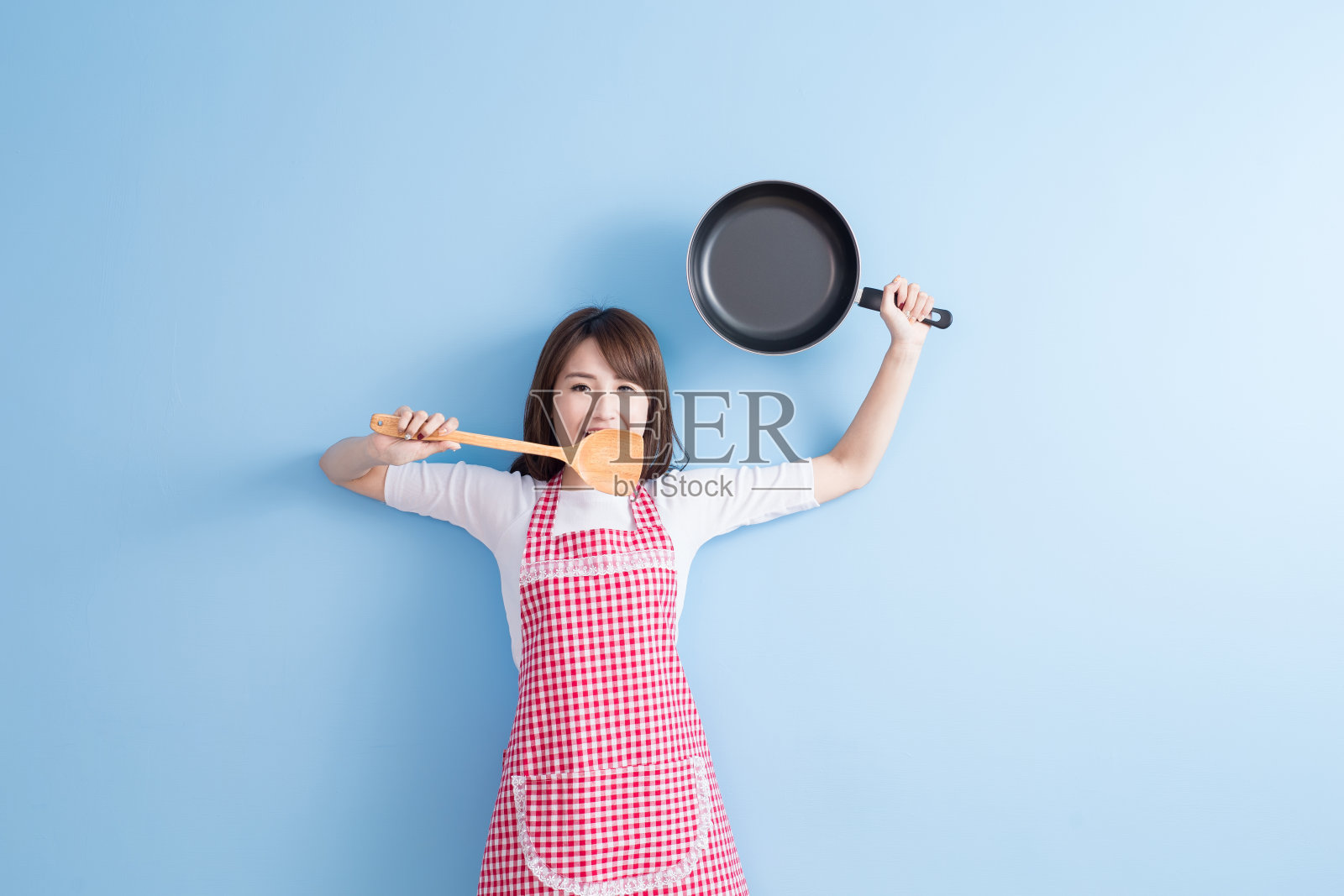 家庭主妇拿着锅和勺子照片摄影图片