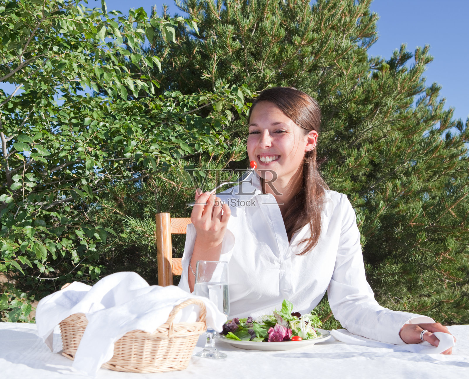 女人吃沙拉照片摄影图片