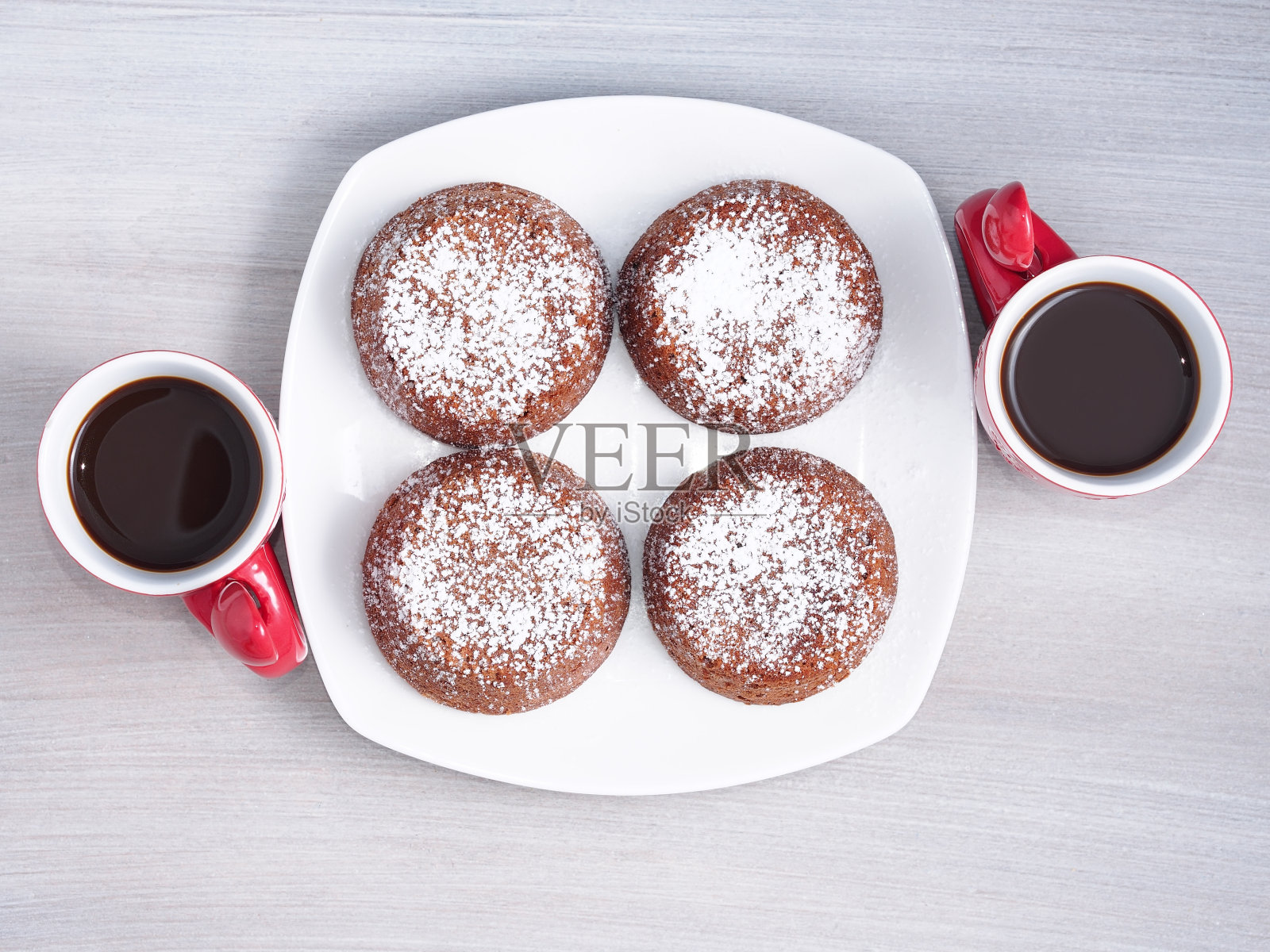 冬天的甜点是巧克力松饼照片摄影图片