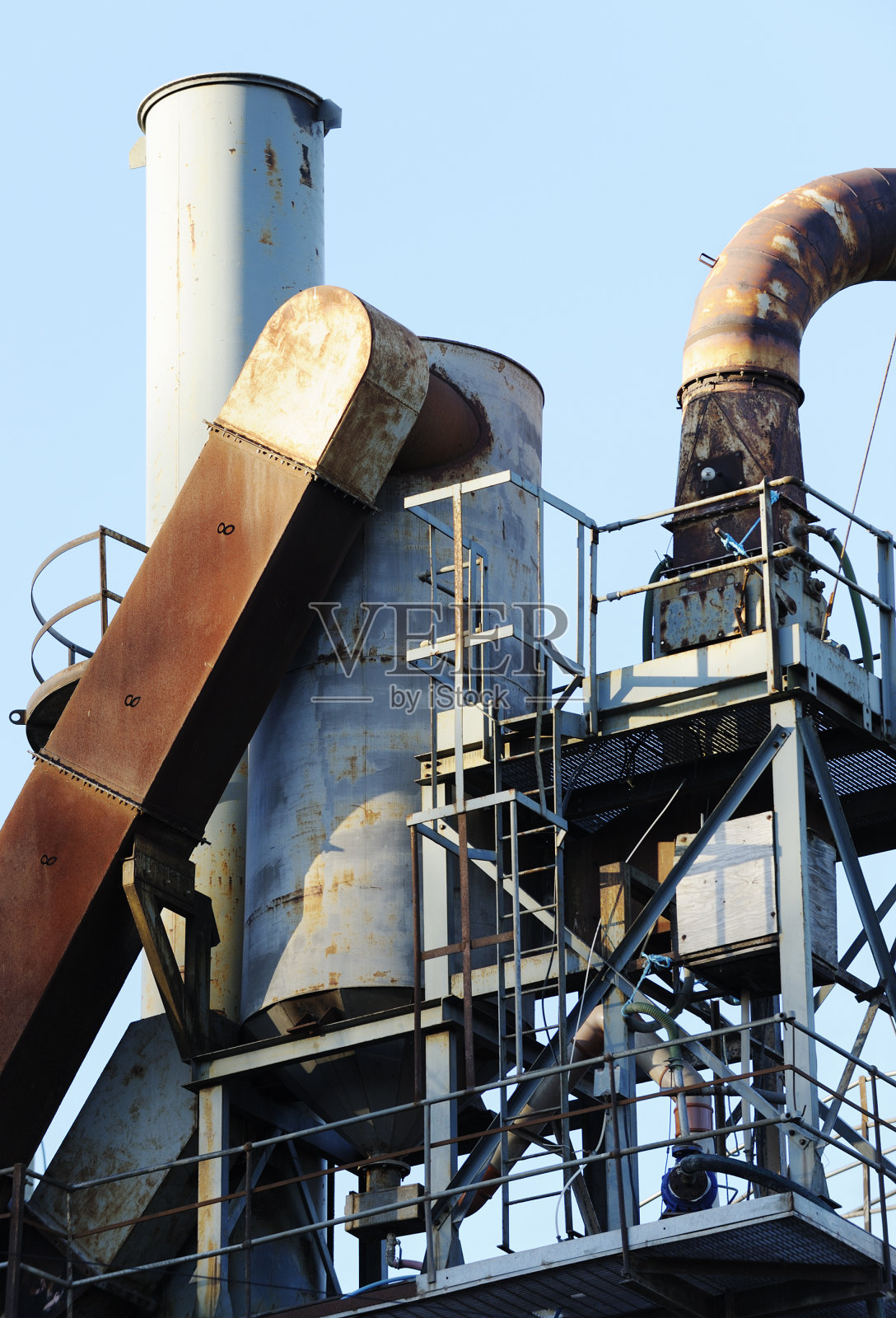 采石场使用的生锈的旧设备部件。照片摄影图片