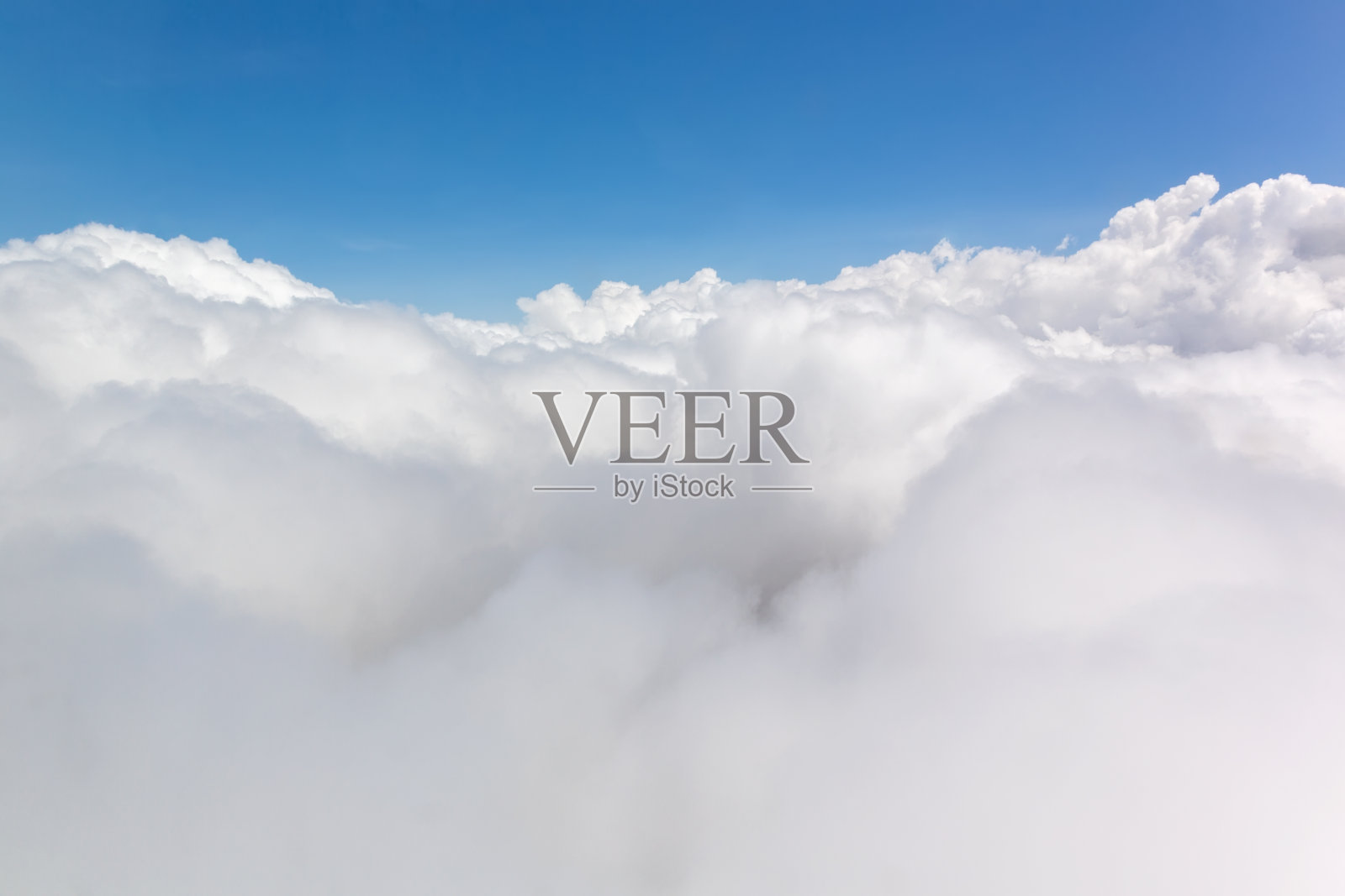 蓝色的天空，点缀着白云照片摄影图片