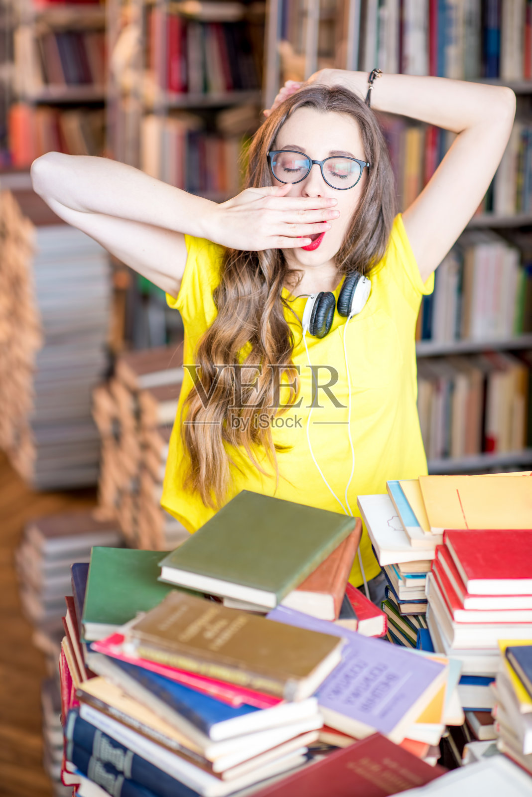 学生在图书馆照片摄影图片