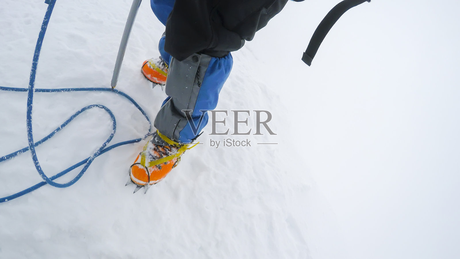 一群登山者登上了山顶。登山运动。团队合作理念照片摄影图片
